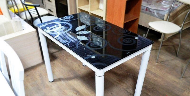 Черный кухонный стеклянный стол Damar 100x60 на белых ножках с рисунком цветов Signal Польша