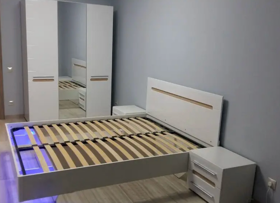 Ліжко Б'янко двоспальне, біле глянцеве, розмір 160х200 см, з дубовими вставками та ламелями, з підсвічуванням
