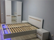 Біле глянцеве полуторне ліжко Б'янко з підсвічуванням, 140x200 см, із вставками дуб сонома, з ламелями