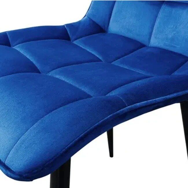 Крісло для столу Chic SIGNAL у синьому велюрі на чорних ніжках.