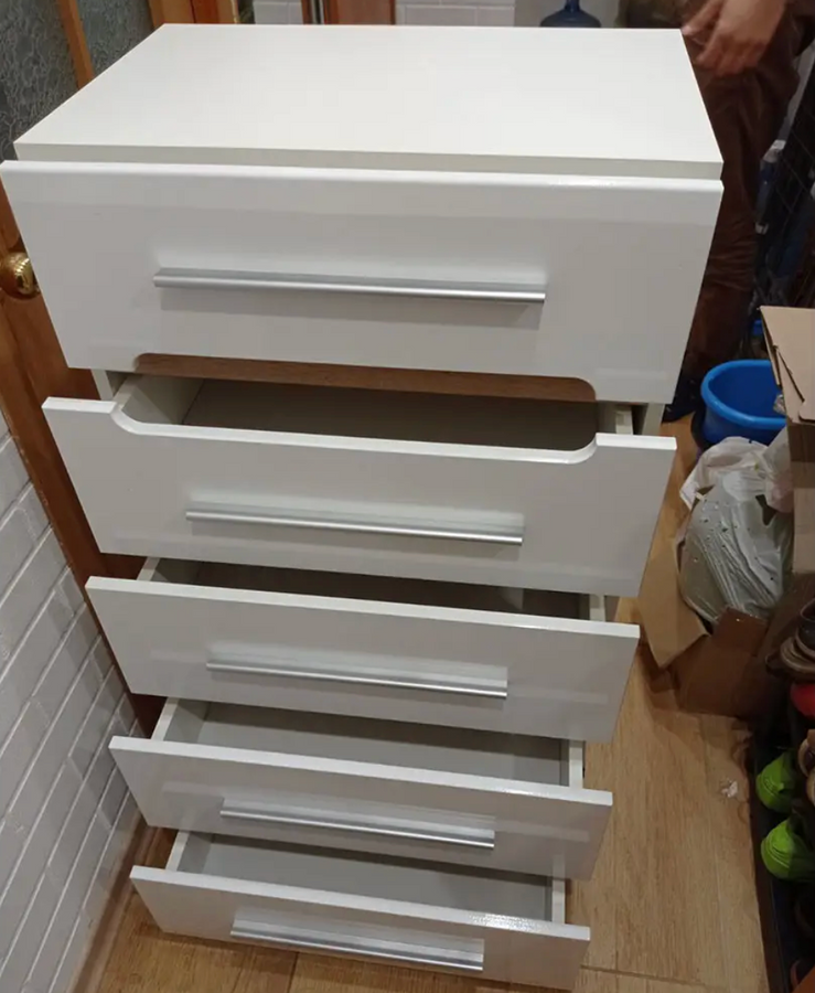 Белый глянцевый комод Б'янко с пятью выдвижными ящиками, ширина 60 см, с вставками из дуба сонома, предназначен для подростковой комнаты