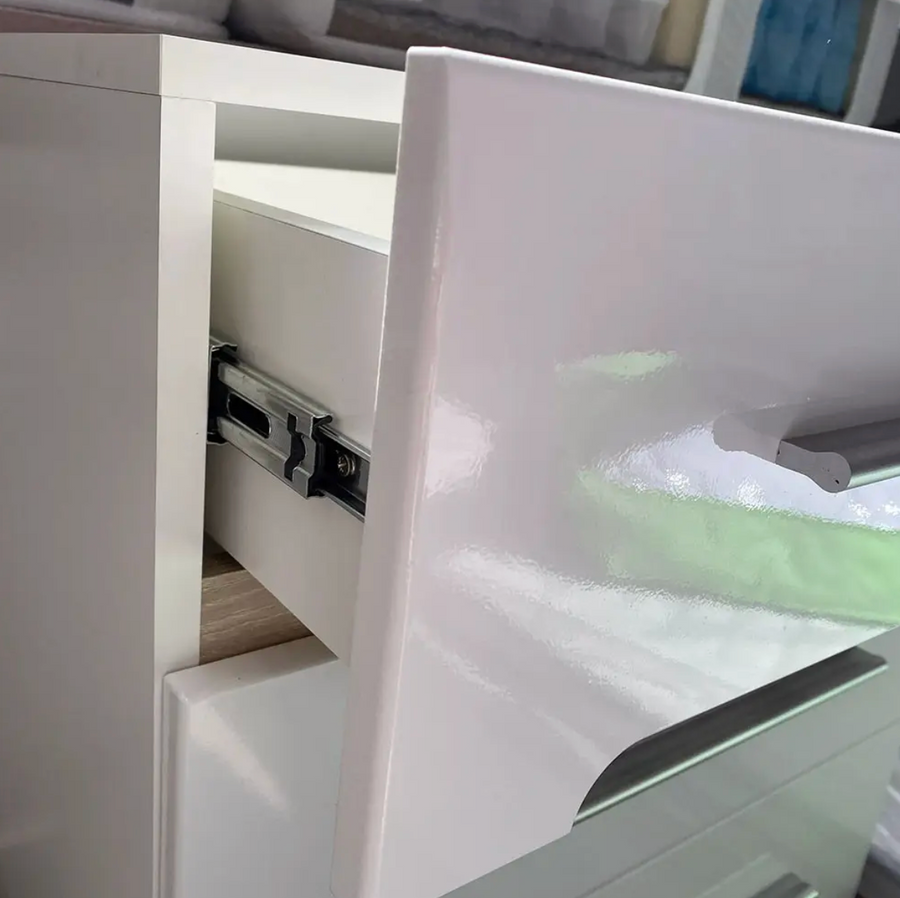 Белый глянцевый комод Б'янко с пятью выдвижными ящиками, ширина 60 см, с вставками из дуба сонома, предназначен для подростковой комнаты