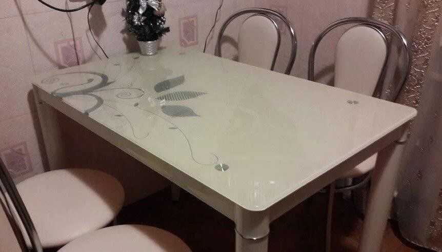 Маленький кремовий стіл DAMAR 80x60см із малюнком квітів на ніжках хром Польща