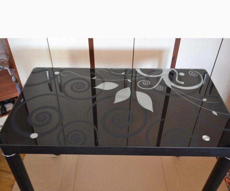 Маленький чорний кухонний стіл Damar 80х60см з малюнком квітів на круглих ніжках.